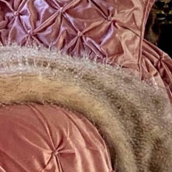 Neiman Marcus Bedding - Picture 3 of 3